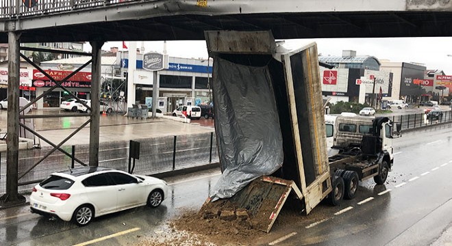 Açılan damper, üst geçide çarptı