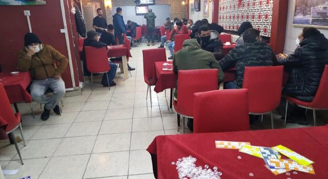 Açıldığı ilk gün kumar oynatılan derneğe baskın