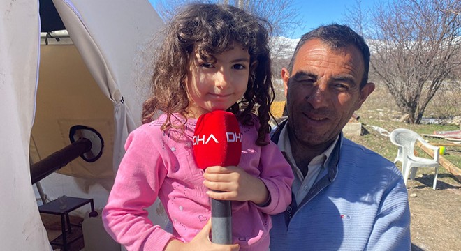 Açtığı delikle enkazdan çıktı, komşularının yardımına koştu