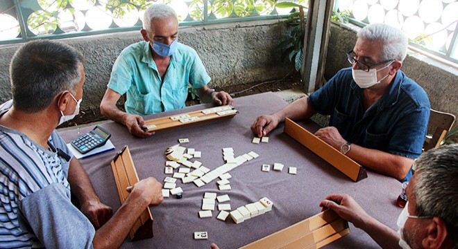 Adana'da kıraathanelerde 'oyun' yoğunluğu