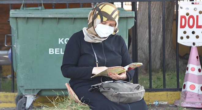 Adaylar salonda ter dökerken aileleri dışarıda dua okudu