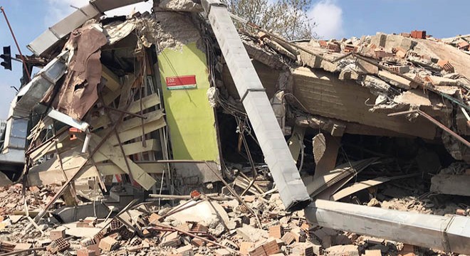 Adıyaman'da 5 katlı inşaata kontrollü yıkım