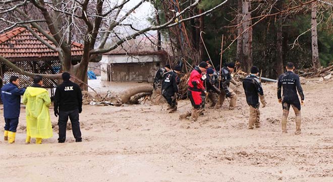 Adıyaman'da, sel sularına kapılan anne ve kızı aranıyor