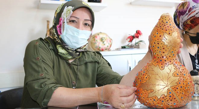 Kadınlar, su kabaklarını sanat eserine dönüştürüyor