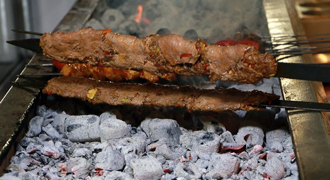 Adıyla şaşırtan ‘iki yüzlü kebap' Adanalılardan yoğun ilgi görüyor