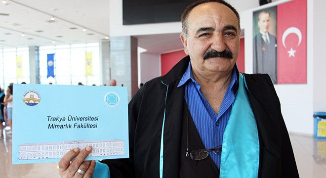 Afla döndüğü üniversiteden 40 yıl sonra mezun oldu