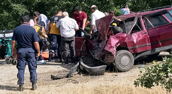 Afyon'da otomobiller çarpıştı: 1 ölü, 5 yaralı