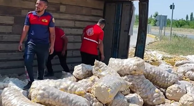 Afyon'da patates yüklü kamyon devrildi
