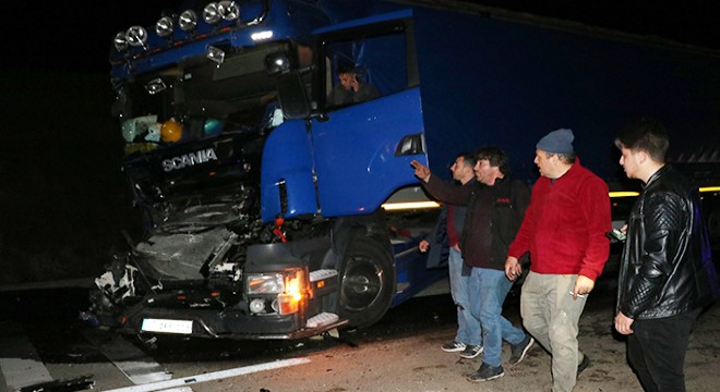 Afyonkarahisar'da 3 TIR ile 2 otomobil çarpıştı: 2 yaralı