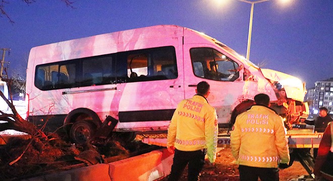 Afyonkarahisar'da işçi servisi devrildi