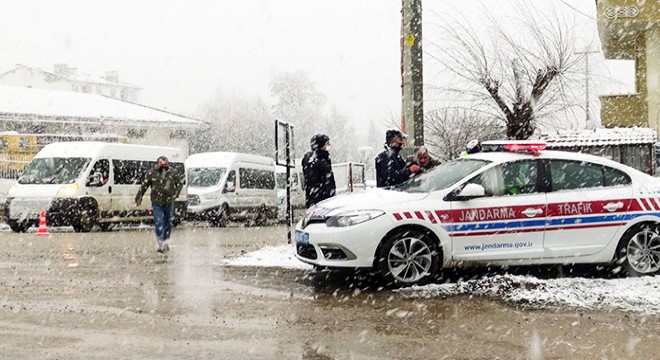 Afyonkarahisar-Antalya yolunda ulaşıma 7 saatlik  kar  engeli