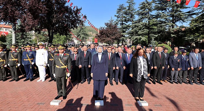 Afyonkarahisar da Ata ya çelenk sunuldu