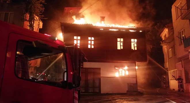 Afyonkarahisar da tarihi konak alev alev yandı