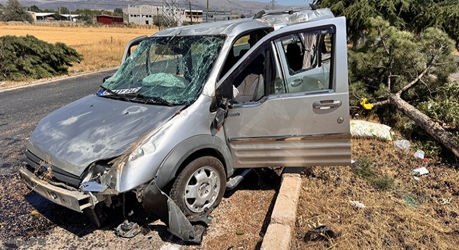 Ağaca çarpan araç takla attı: 2 yaralı
