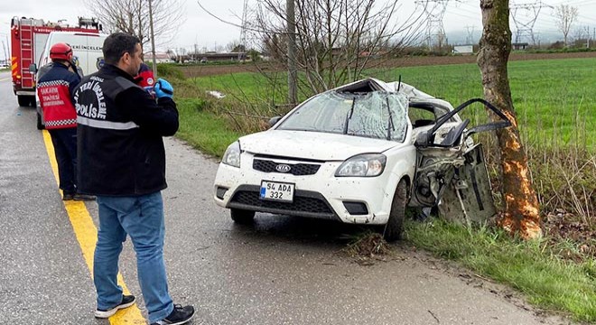 Ağaca çarpan otomobilin sürücüsü öldü