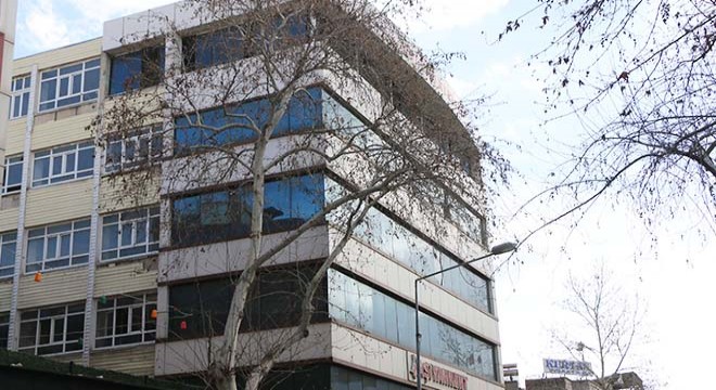 Ağır hasarlı binada sallanma ihbarı yapıldı