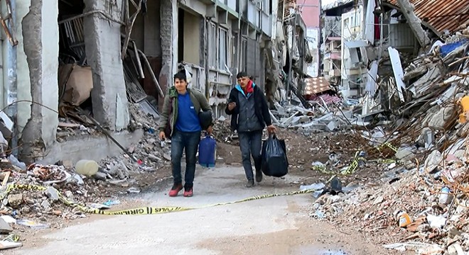 Ağır hasarlı binalardan eşya kurtarma çabası