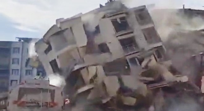 Ağır hasarlı 6 katlı bina, yıkılırken çöktü