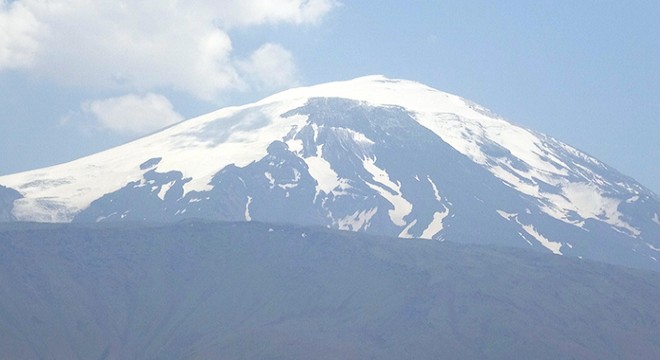 Ağrı Dağı'ndaki buzullar eridikçe hayvan figürleri ortaya çıkıyor