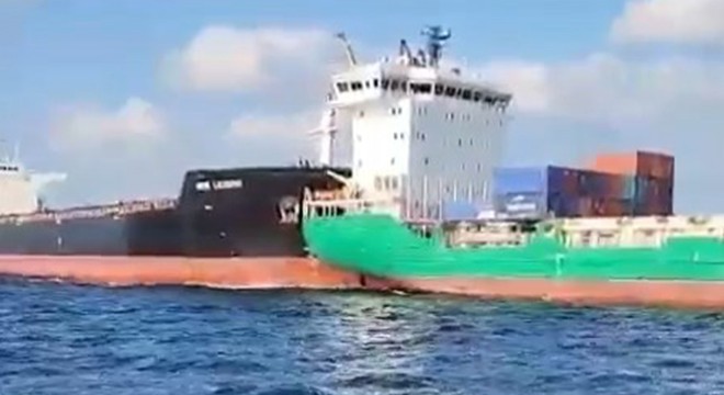 Ahırkapı açıklarında iki geminin çarpışması kamerada