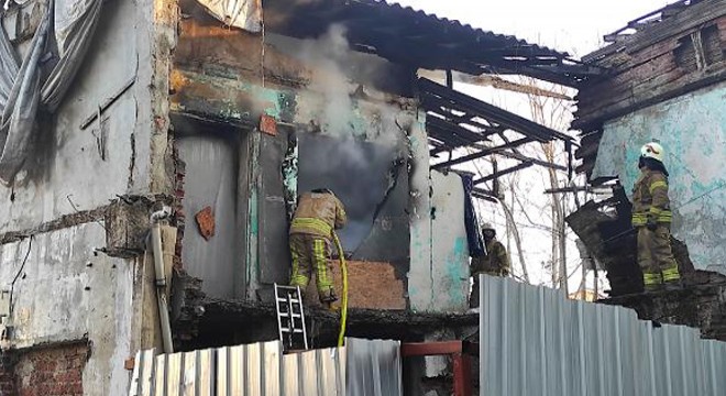 Ahşap bina alevlere teslim oldu