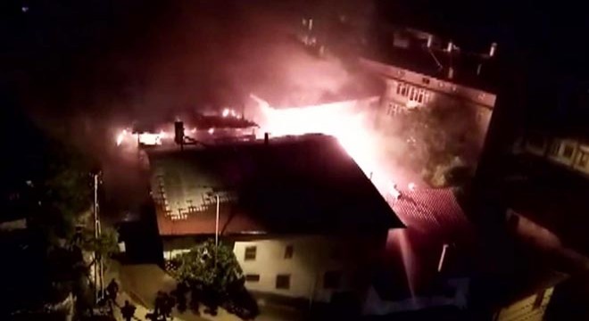 Ahşap evde çıkan yangın, 3 eve daha sıçradı