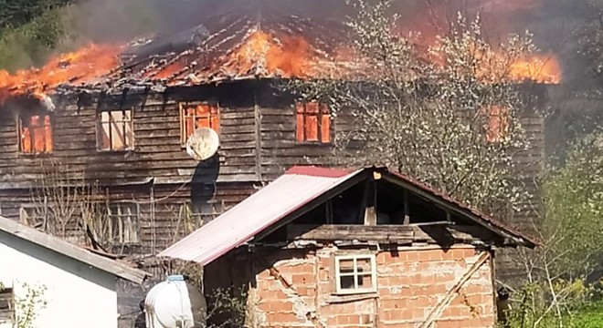 Ahşap evde yangın: 1 ölü, 1 yaralı