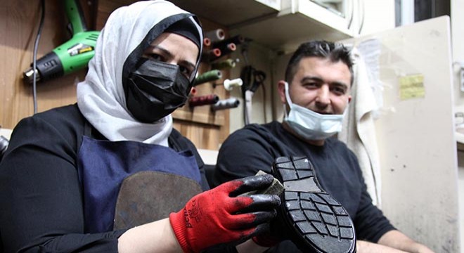 Aile boyu ayakkabı tamir ediyorlar