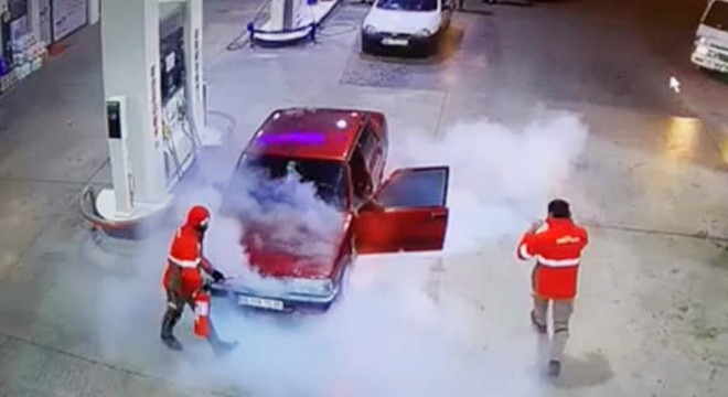 Akaryakıt istasyonunda otomobil alev aldı