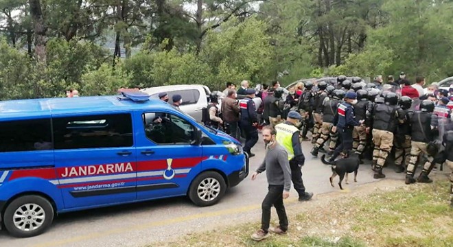 Akbük Koyu'nda gergin yıkım
