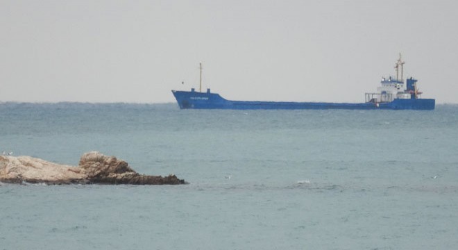 Akdeniz'de dev dalgalar nedeniyle gemiler demir attı