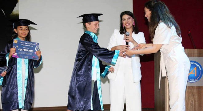 Akdeniz Çocuk Üniversitesi nde mezuniyet coşkusu