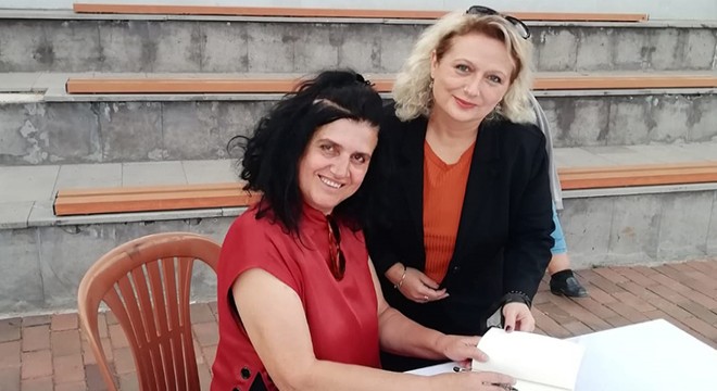 Aksekili şair memleketinde kitaplarını imzaladı