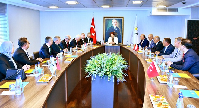 Akşener, partisinin belediye başkanlarıyla görüştü