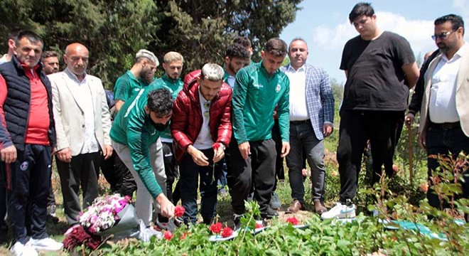 Aksu, mezarı başında anıldı