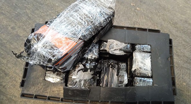 Akü kutusunda 66 cep telefonu ele geçirildi