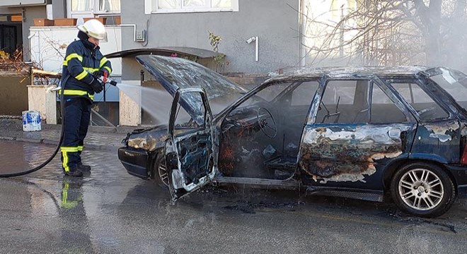 Otomobil alev alev yandı