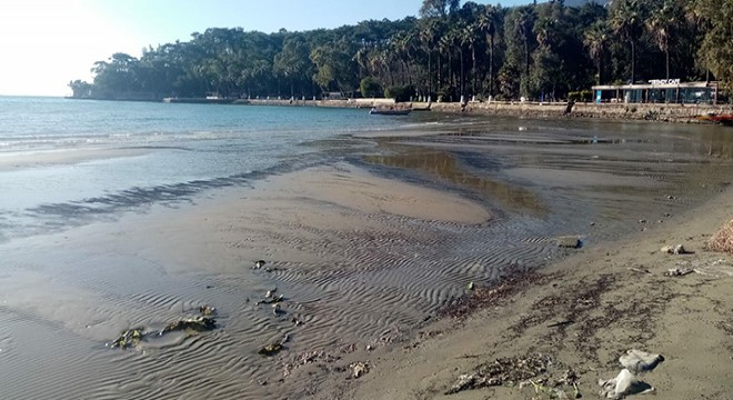 Akyaka'da deniz çekildi