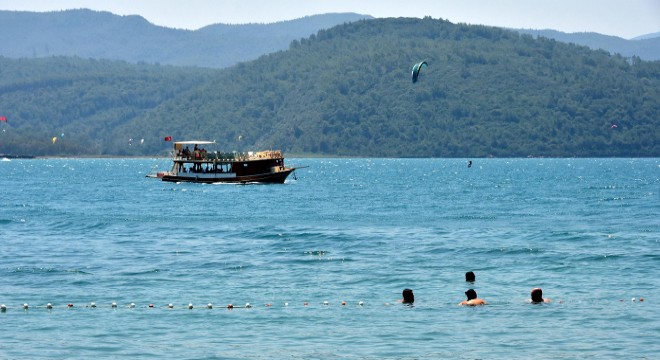 Akyaka plajlarında, bir yanda deniz bir yanda sörf keyfi