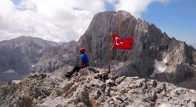Aladağlar'ın zirvesinde 7 Türk bayrağı