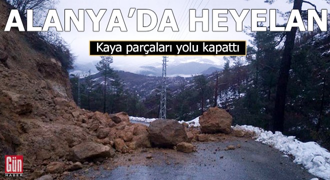 Alanya'da heyelan; kaya parçaları yolu kapattı