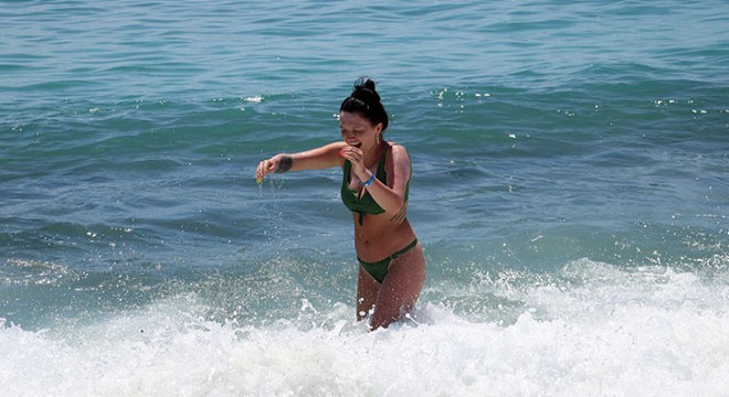 Alanya'da kısıtlamada turistler plajlara akın etti