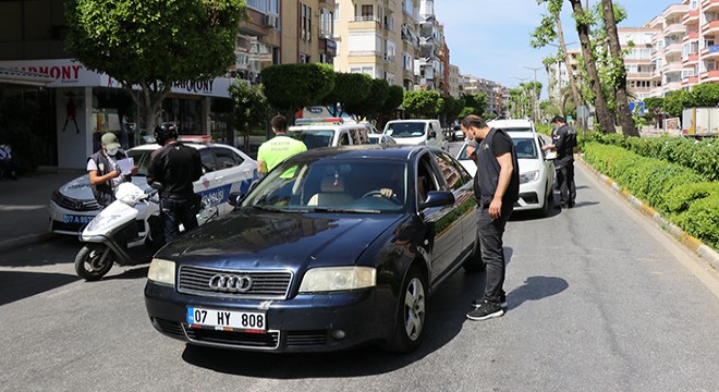 Alanya'da polis denetimlerini sürdürdü