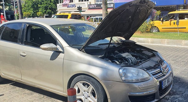Alanya’da seyir halindeki otomobil yandı