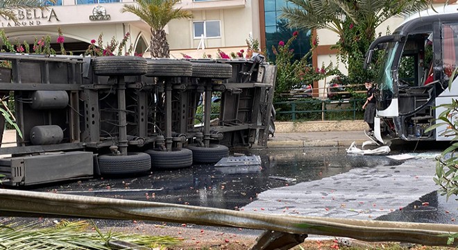 Alanya'da, sürücünün ağır yaralandığı TIR kazası kamerada