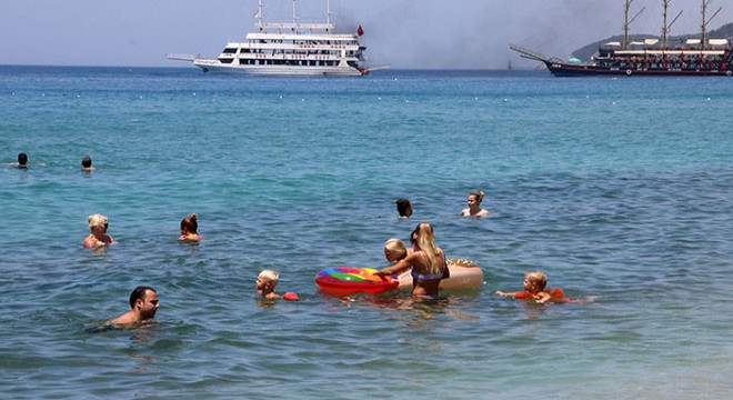 Alanya'da tatilciler denize girip, turistik yerleri gezdi
