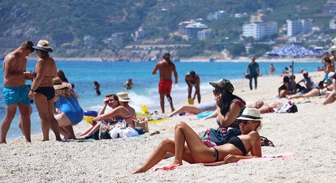 Alanya'da tatilciler plajları doldurdu