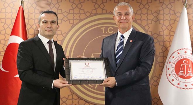 Alanya Belediye Başkanı Özçelik mazbatasını aldı