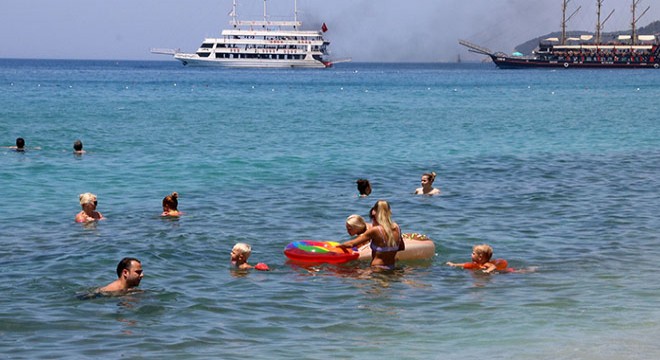Alanya da tatilciler denize girip, turistik yerleri gezdi