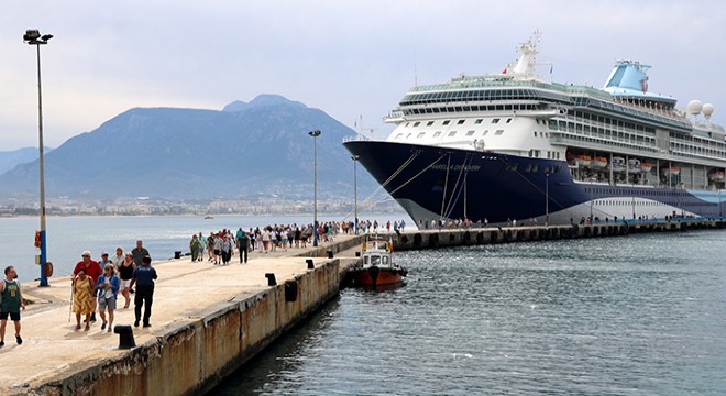 Alanya ya yılın ilk kruvaziyeri geldi